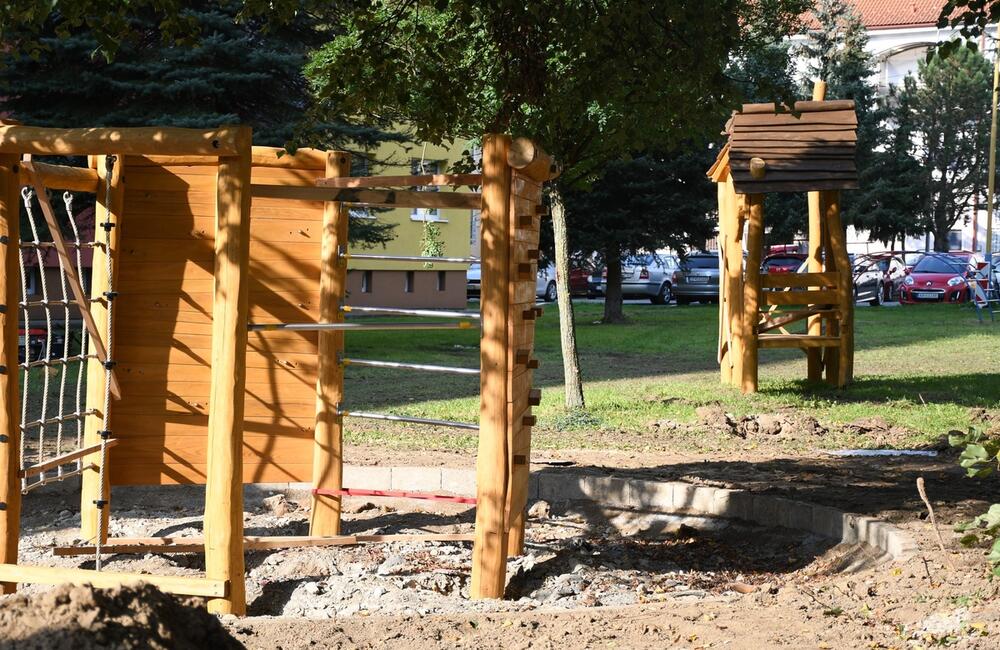 FOTO: Mesto Svidník pomaly dokončuje ihrisko v Agátovom háji, foto 6