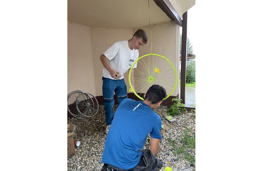 FOTO: Stredoškoláci zo Starej Ľubovne vytvorili v škole oddychovú pneuzónu, foto 1