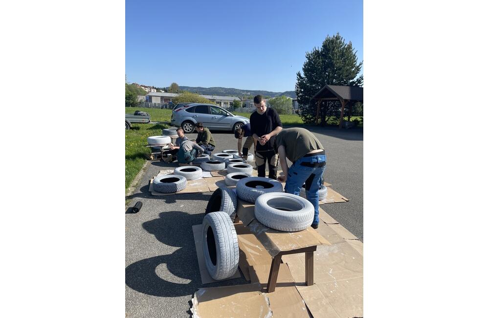 FOTO: Stredoškoláci zo Starej Ľubovne vytvorili v škole oddychovú pneuzónu, foto 2