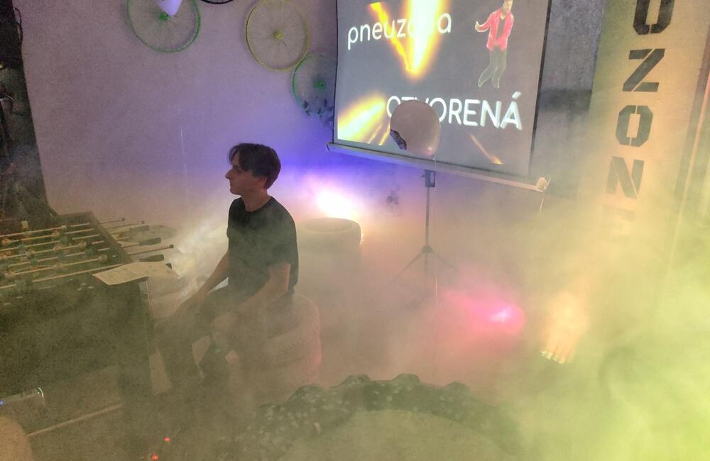 FOTO: Stredoškoláci zo Starej Ľubovne vytvorili v škole oddychovú pneuzónu, foto 3