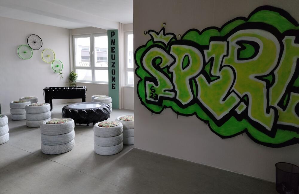 FOTO: Stredoškoláci zo Starej Ľubovne vytvorili v škole oddychovú pneuzónu, foto 4