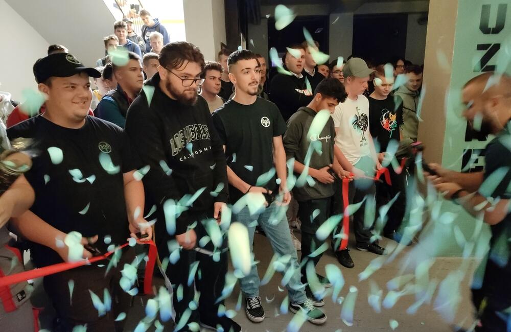 FOTO: Stredoškoláci zo Starej Ľubovne vytvorili v škole oddychovú pneuzónu, foto 5