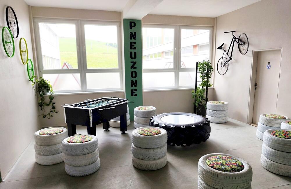 FOTO: Stredoškoláci zo Starej Ľubovne vytvorili v škole oddychovú pneuzónu, foto 6