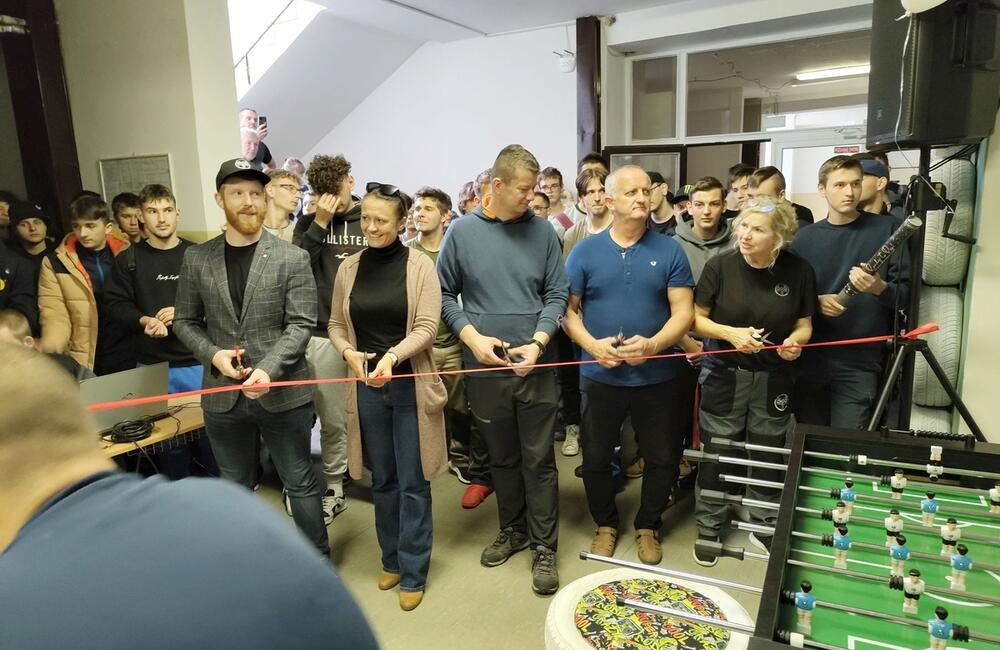 FOTO: Stredoškoláci zo Starej Ľubovne vytvorili v škole oddychovú pneuzónu, foto 7