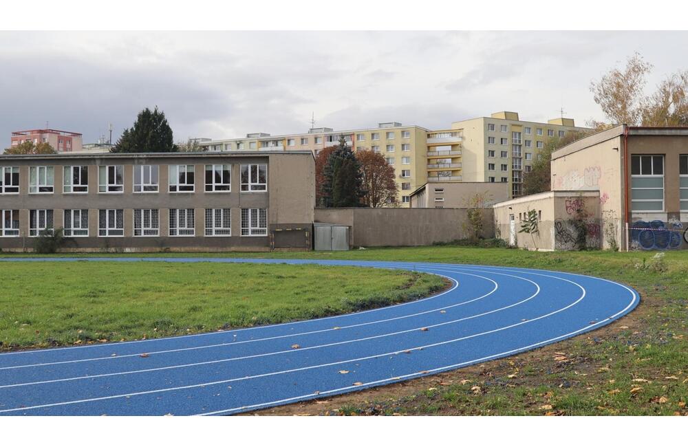 FOTO: Na prešovskej škole zrekonštruovali športový areál, foto 1