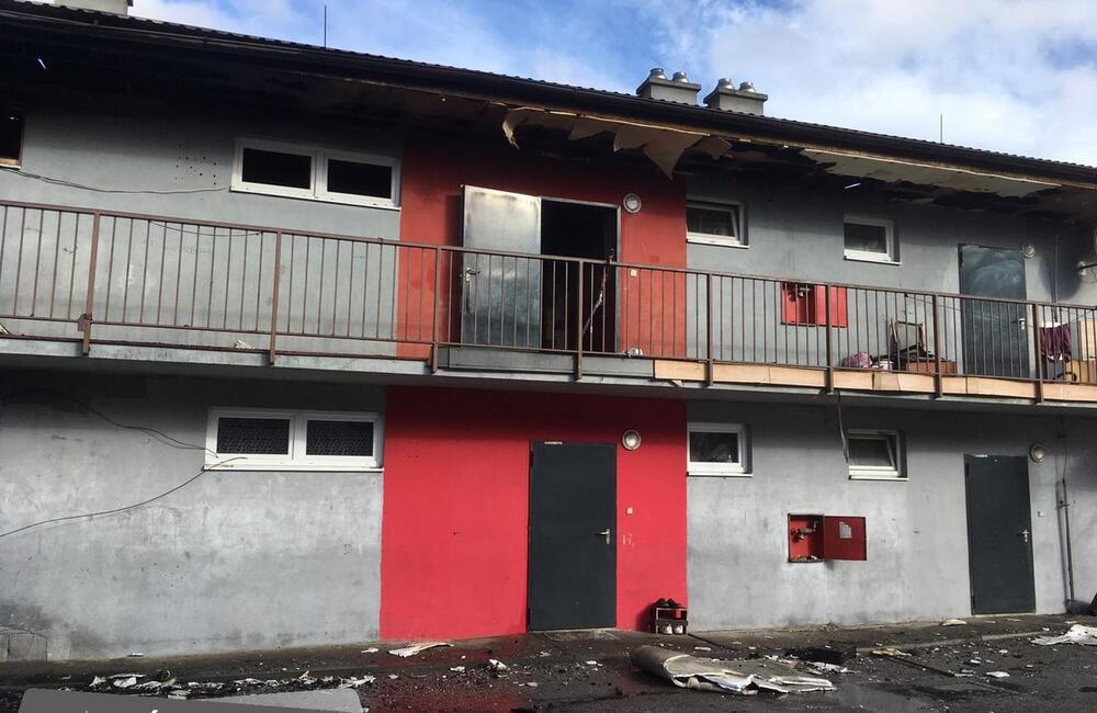 FOTO: FOTO: V Krajnej Bystrej v bytovom dome vypukol vo štvrtok silný požiar, foto 2