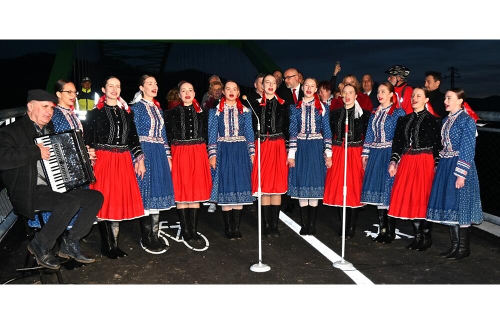 FOTO: Slávnostné otvorenie mosta pre peších a cyklistov v Humennom, foto 1