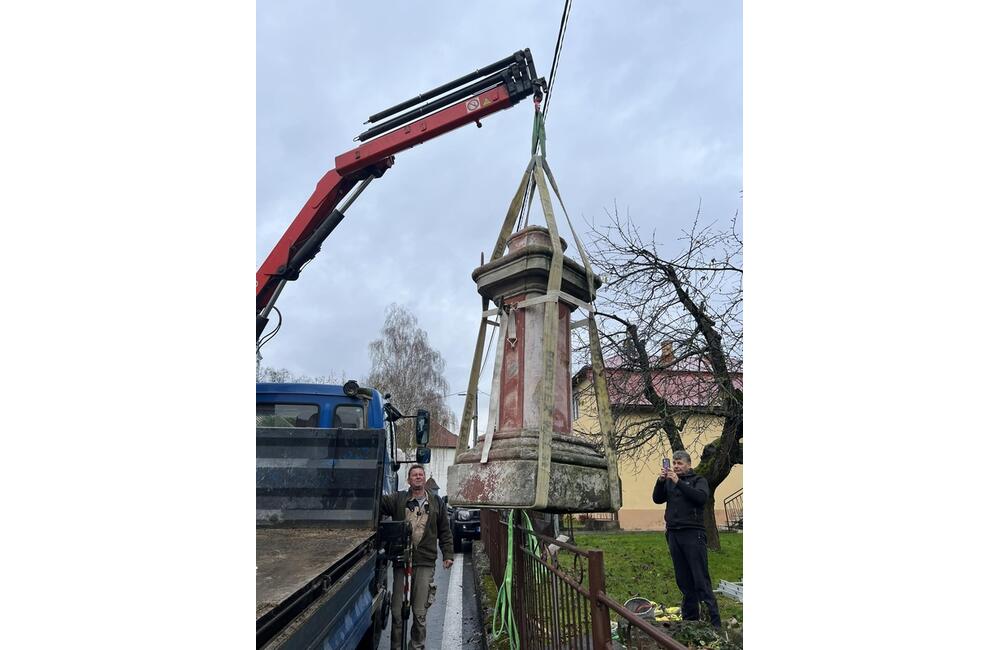 FOTO: Sochu Panny Márie Škapuliarskej stojacej v Stropkove premiestnili, foto 3