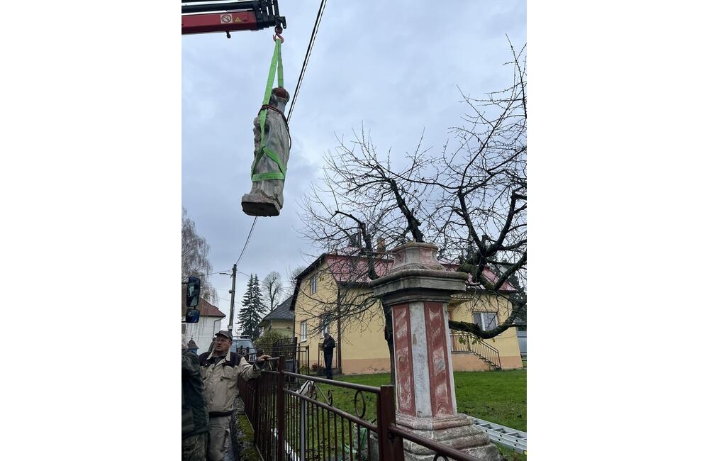 FOTO: Sochu Panny Márie Škapuliarskej stojacej v Stropkove premiestnili, foto 4