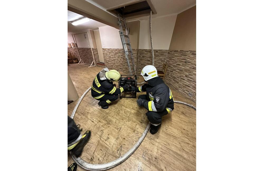 FOTO: V Toporci v noci horeli dva autobusy a obecný úrad, foto 1