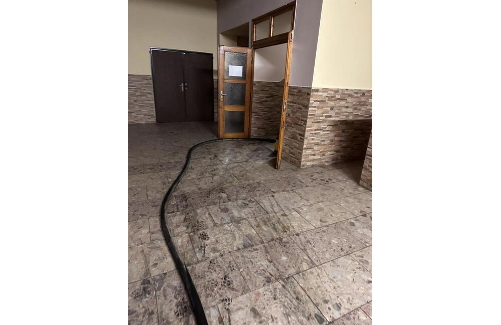 FOTO: V Toporci v noci horeli dva autobusy a obecný úrad, foto 2