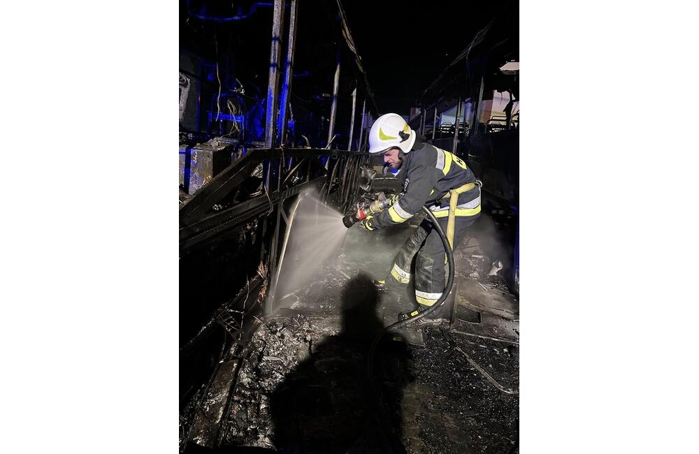 FOTO: V Toporci v noci horeli dva autobusy a obecný úrad, foto 3
