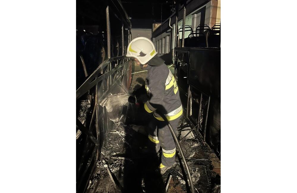 FOTO: V Toporci v noci horeli dva autobusy a obecný úrad, foto 4