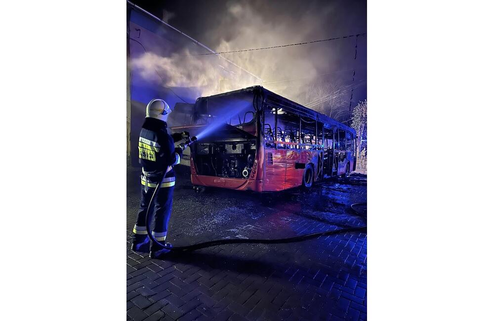 FOTO: V Toporci v noci horeli dva autobusy a obecný úrad, foto 5