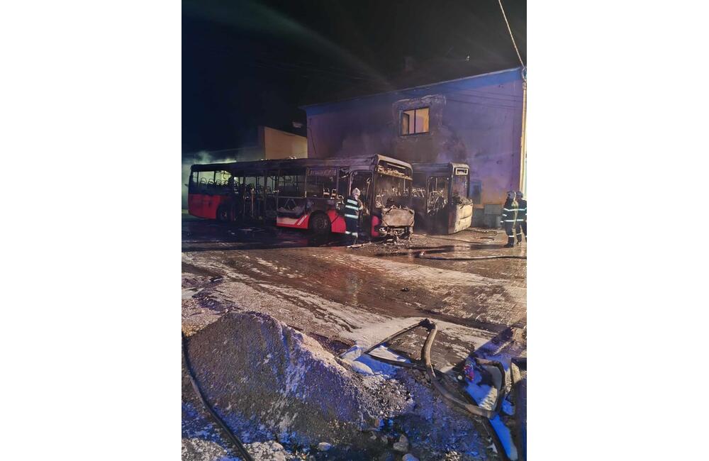 FOTO: V Toporci v noci horeli dva autobusy a obecný úrad, foto 6