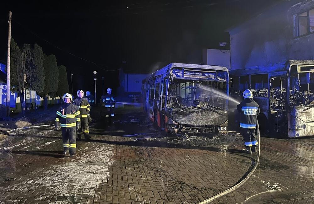 FOTO: V Toporci v noci horeli dva autobusy a obecný úrad, foto 7