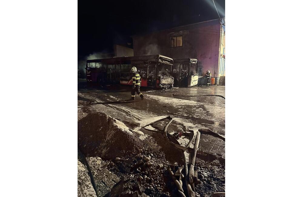 FOTO: V Toporci v noci horeli dva autobusy a obecný úrad, foto 8