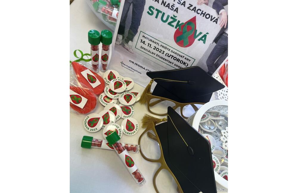 FOTO: Vo Vranove nad Topľou, v Humennom a vo Svidníku mali maturanti stužkovú v nemocnici, foto 1