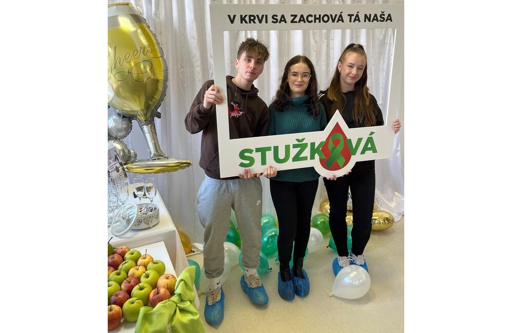 FOTO: Vo Vranove nad Topľou, v Humennom a vo Svidníku mali maturanti stužkovú v nemocnici, foto 5