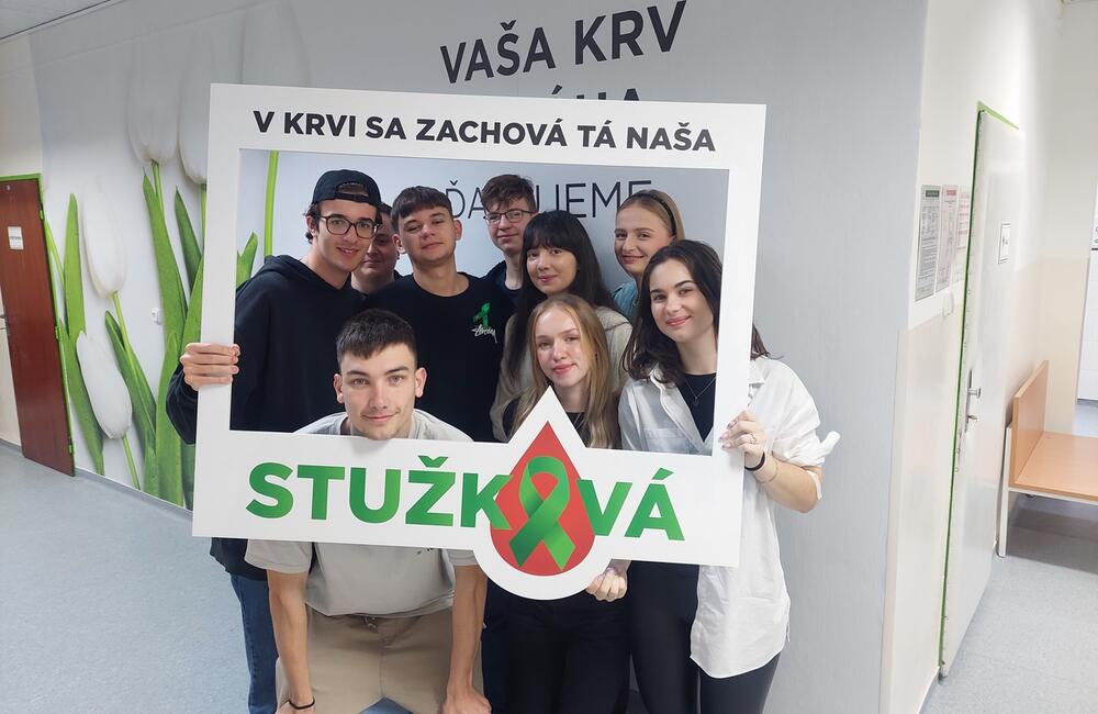 FOTO: Vo Vranove nad Topľou, v Humennom a vo Svidníku mali maturanti stužkovú v nemocnici, foto 7