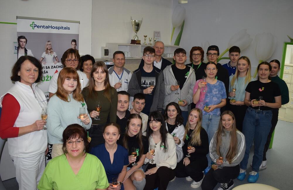 FOTO: Vo Vranove nad Topľou, v Humennom a vo Svidníku mali maturanti stužkovú v nemocnici, foto 8