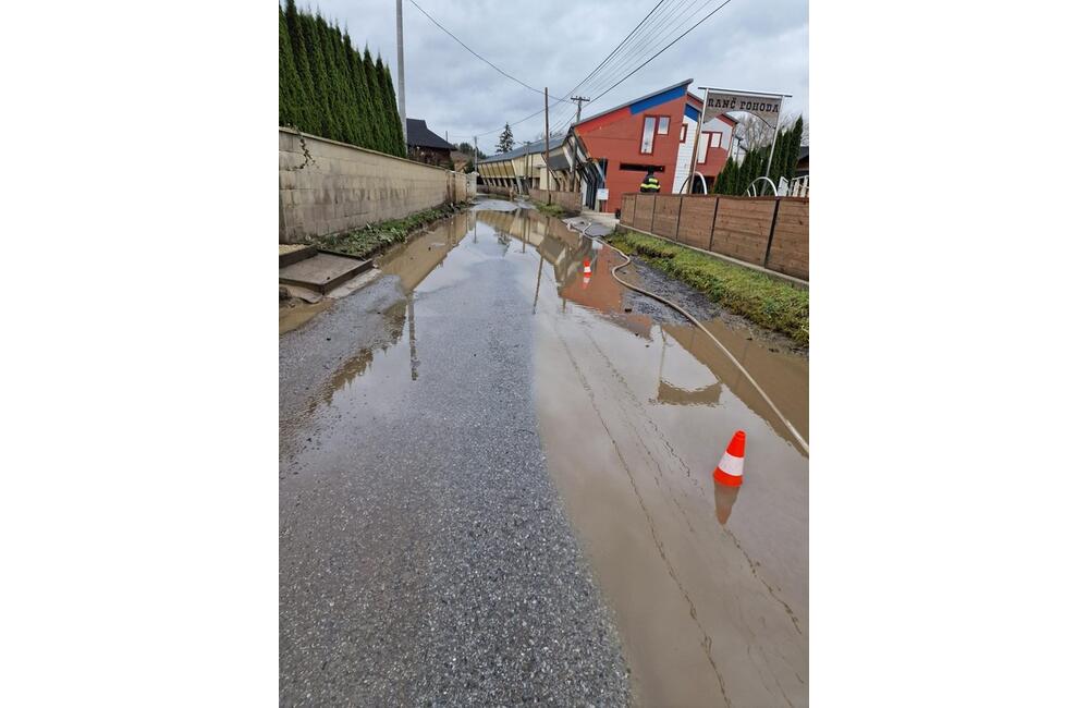 FOTO: Dobrovoľní hasiči mesta Prešov zasahovali pri zatopenej ceste v časti Kúty, foto 1
