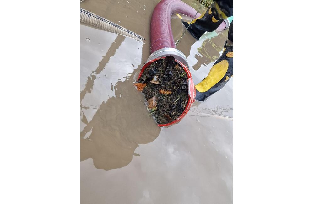 FOTO: Dobrovoľní hasiči mesta Prešov zasahovali pri zatopenej ceste v časti Kúty, foto 2