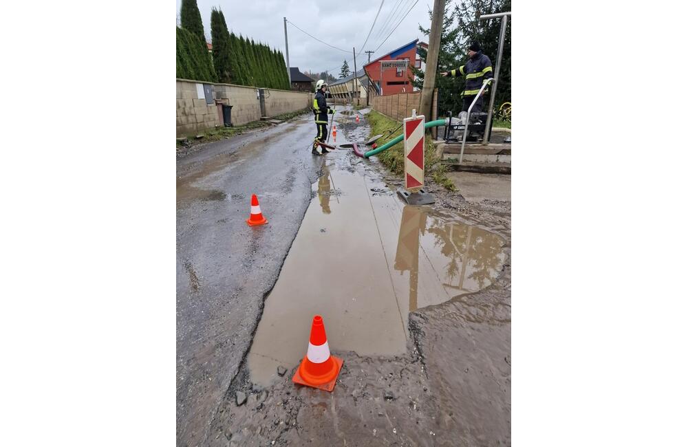 FOTO: Dobrovoľní hasiči mesta Prešov zasahovali pri zatopenej ceste v časti Kúty, foto 3