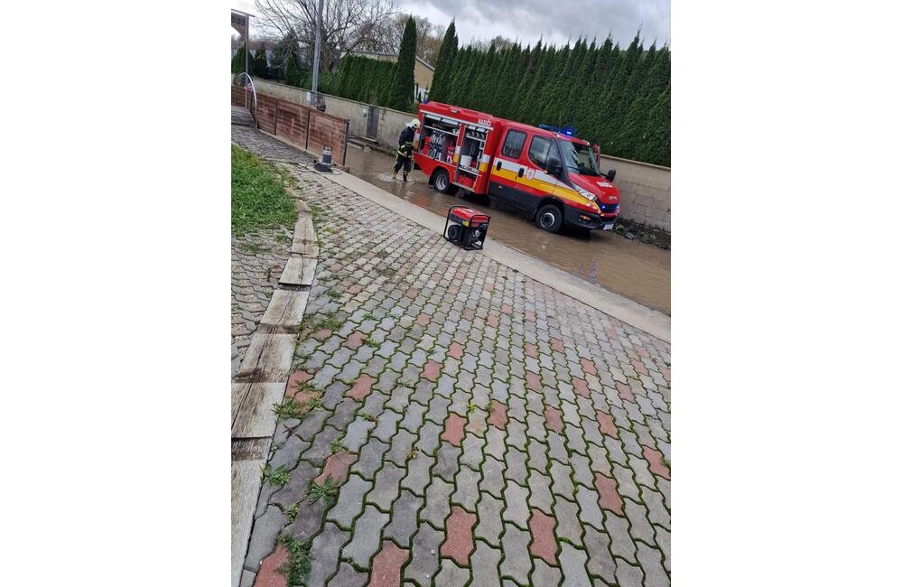 FOTO: Dobrovoľní hasiči mesta Prešov zasahovali pri zatopenej ceste v časti Kúty, foto 4