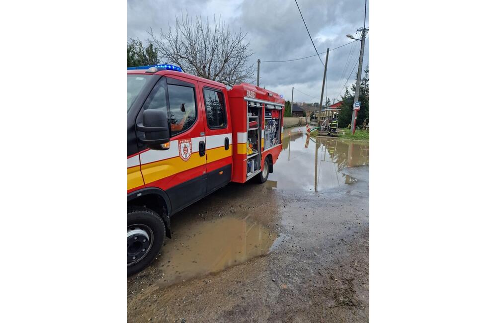 FOTO: Dobrovoľní hasiči mesta Prešov zasahovali pri zatopenej ceste v časti Kúty, foto 5
