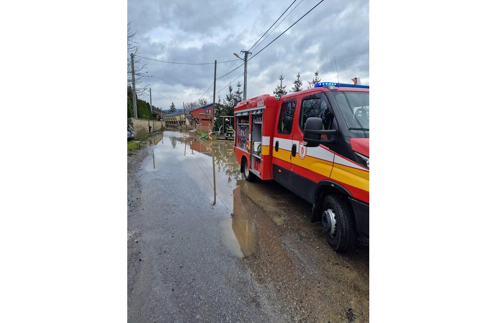 FOTO: Dobrovoľní hasiči mesta Prešov zasahovali pri zatopenej ceste v časti Kúty, foto 6