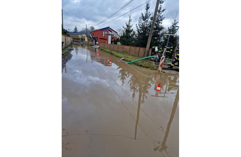 FOTO: Dobrovoľní hasiči mesta Prešov zasahovali pri zatopenej ceste v časti Kúty, foto 7
