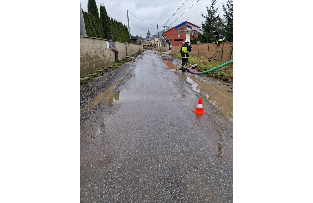 FOTO: Dobrovoľní hasiči mesta Prešov zasahovali pri zatopenej ceste v časti Kúty, foto 8