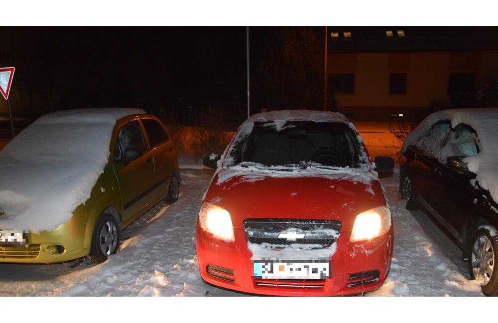 FOTO: V Starej Ľubovni mal neznámy páchateľ poškodiť štyri autá, foto 1