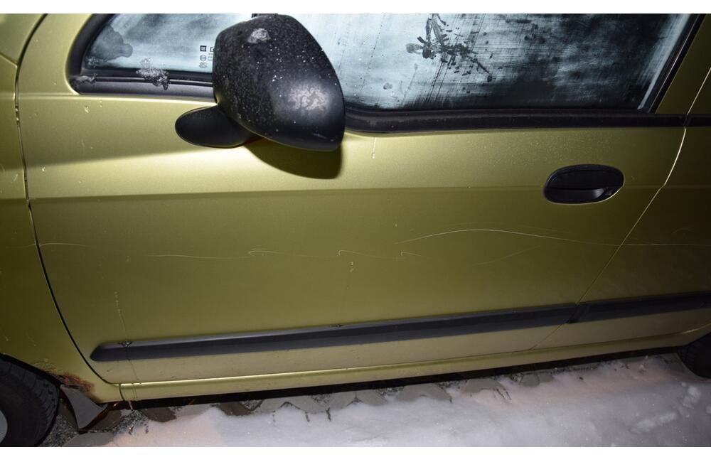 FOTO: V Starej Ľubovni mal neznámy páchateľ poškodiť štyri autá, foto 2