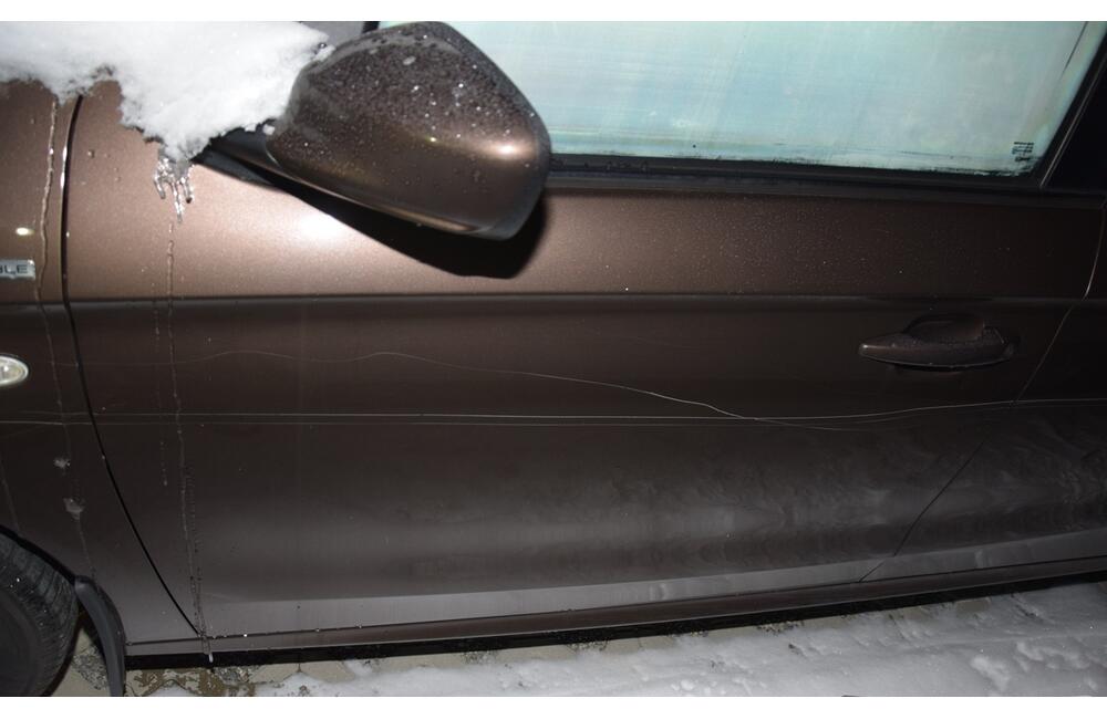 FOTO: V Starej Ľubovni mal neznámy páchateľ poškodiť štyri autá, foto 3