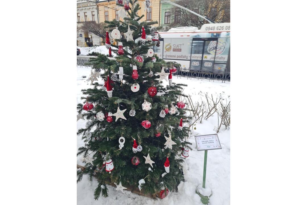 FOTO: Južný park zdobí 12 vianočných jedličiek od prešovských škôl, foto 4
