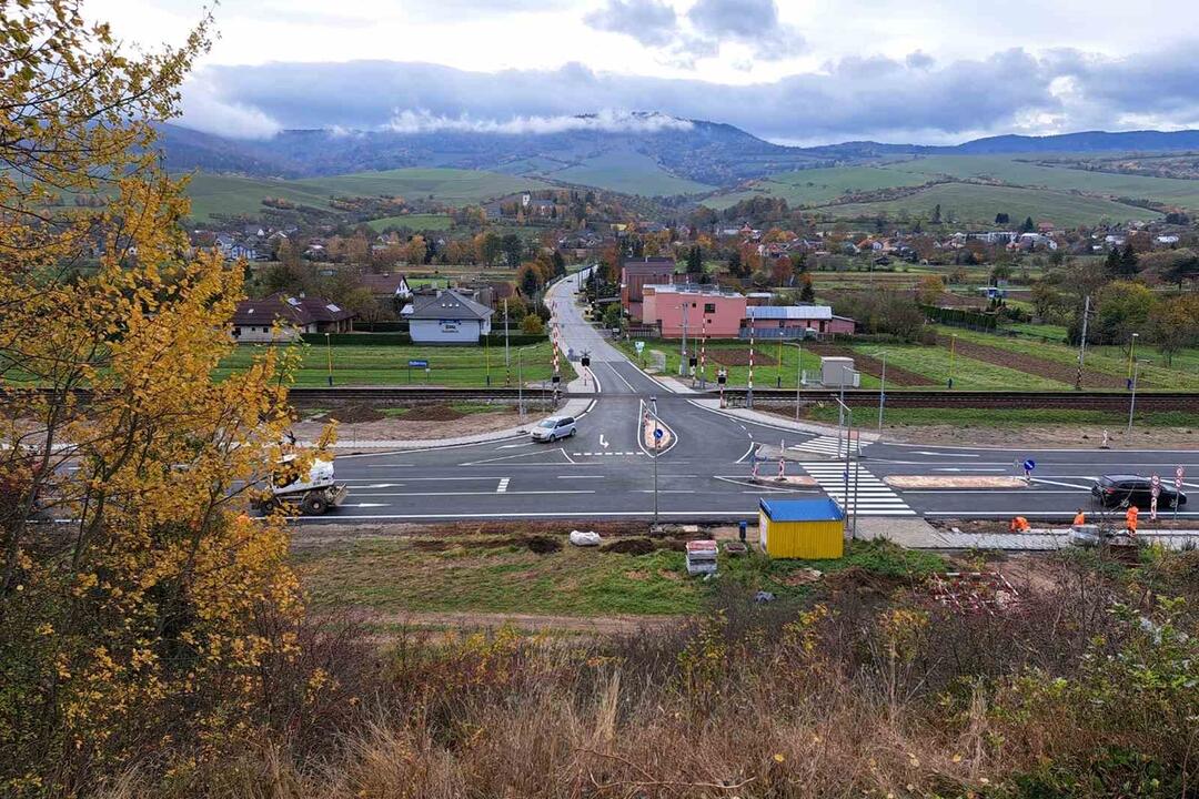 FOTO: Nebezpečná križovatka pri obci Rožkovany je nanovo prerobená, foto 2