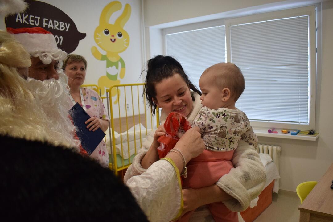 FOTO: Pacientov a zamestnancov vo svidníckej nemocnici navštívil Mikuláš, foto 4
