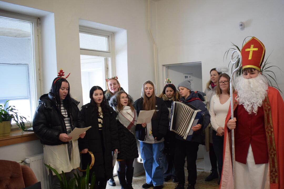 FOTO: Pacientov a zamestnancov vo svidníckej nemocnici navštívil Mikuláš, foto 5