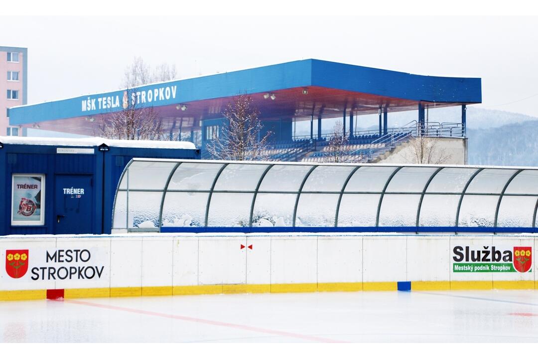 FOTO: Stropkov otvoril zimný štadión verejnosti , foto 2