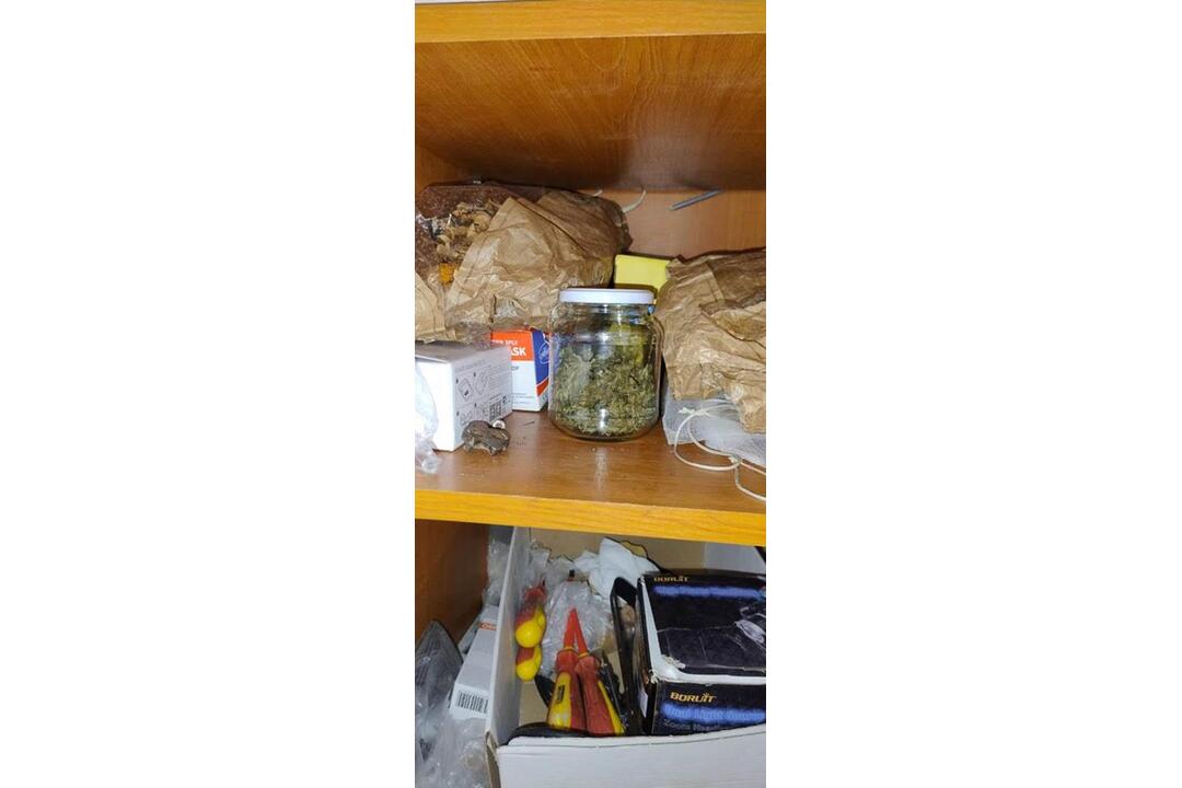 FOTO: V kancelárii policajného informatika našli drogy., foto 11