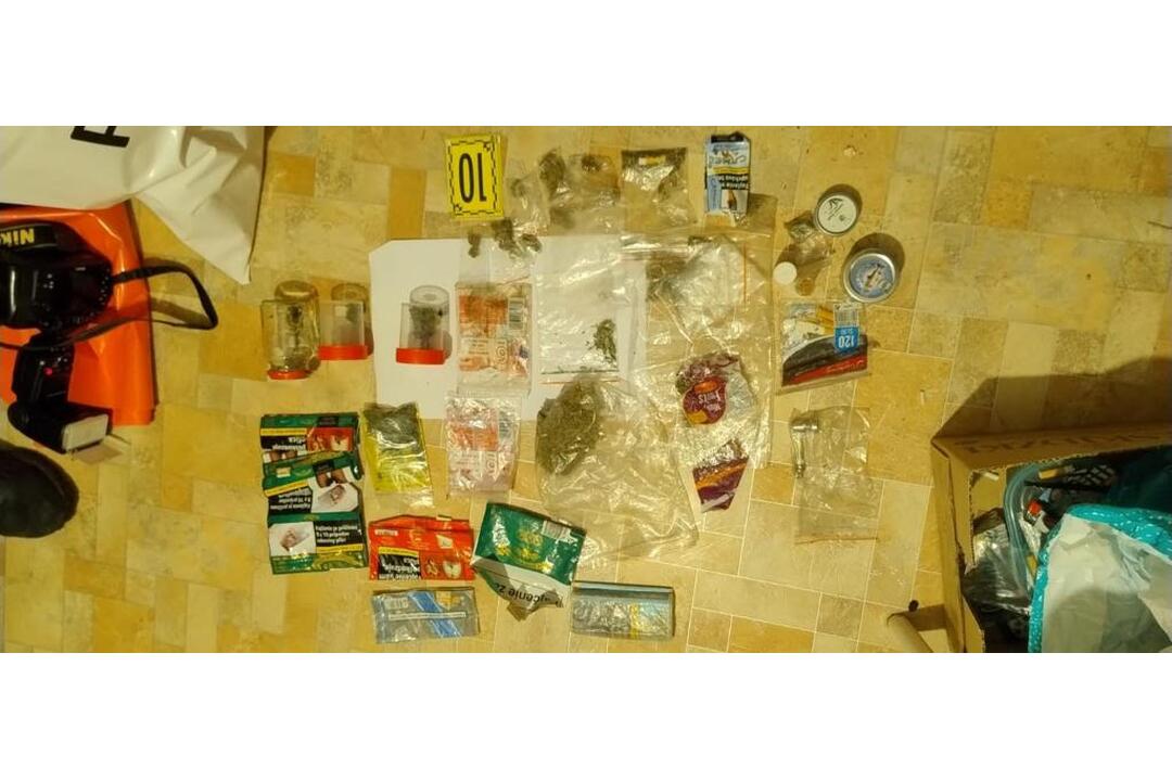 FOTO: V kancelárii policajného informatika našli drogy., foto 18