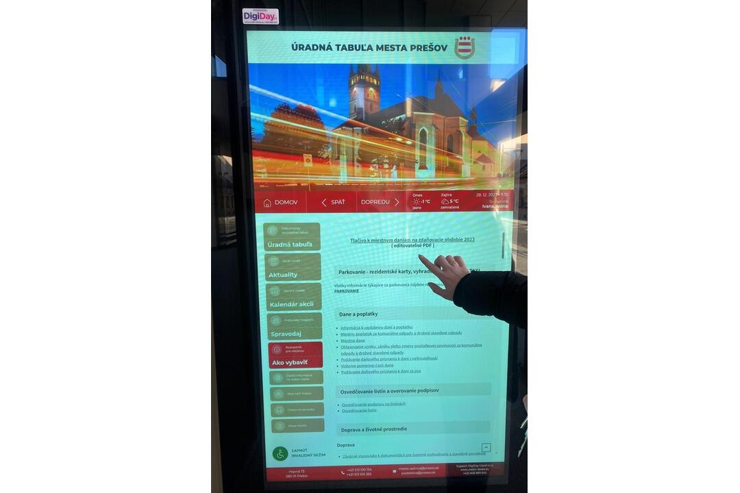 FOTO: Pri budove mestského úradu v Prešove pribudla digitálna úradná tabuľa, foto 3