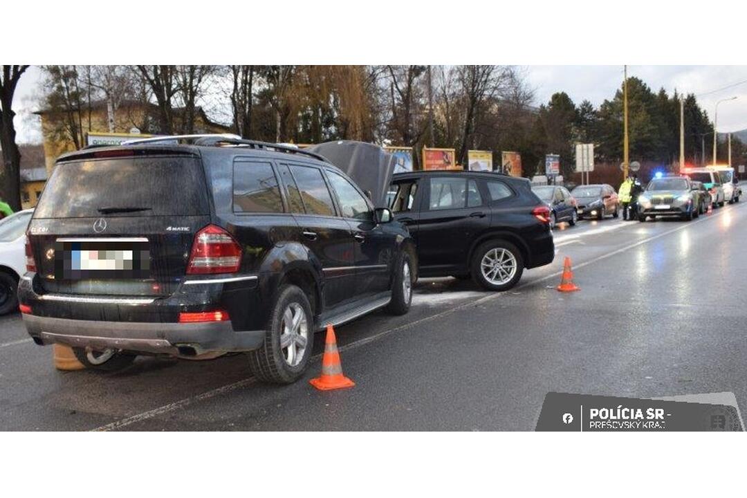 FOTO: Mladík nasadol do cudzieho zaparkovaného auta, spôsobil dopravnú nehodu, foto 1