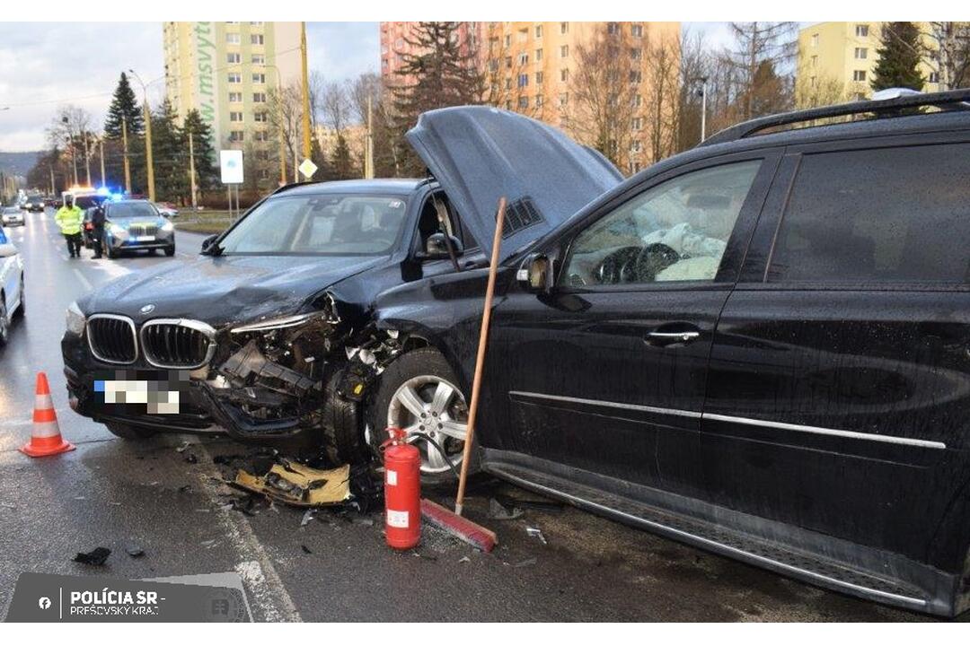 FOTO: Mladík nasadol do cudzieho zaparkovaného auta, spôsobil dopravnú nehodu, foto 3