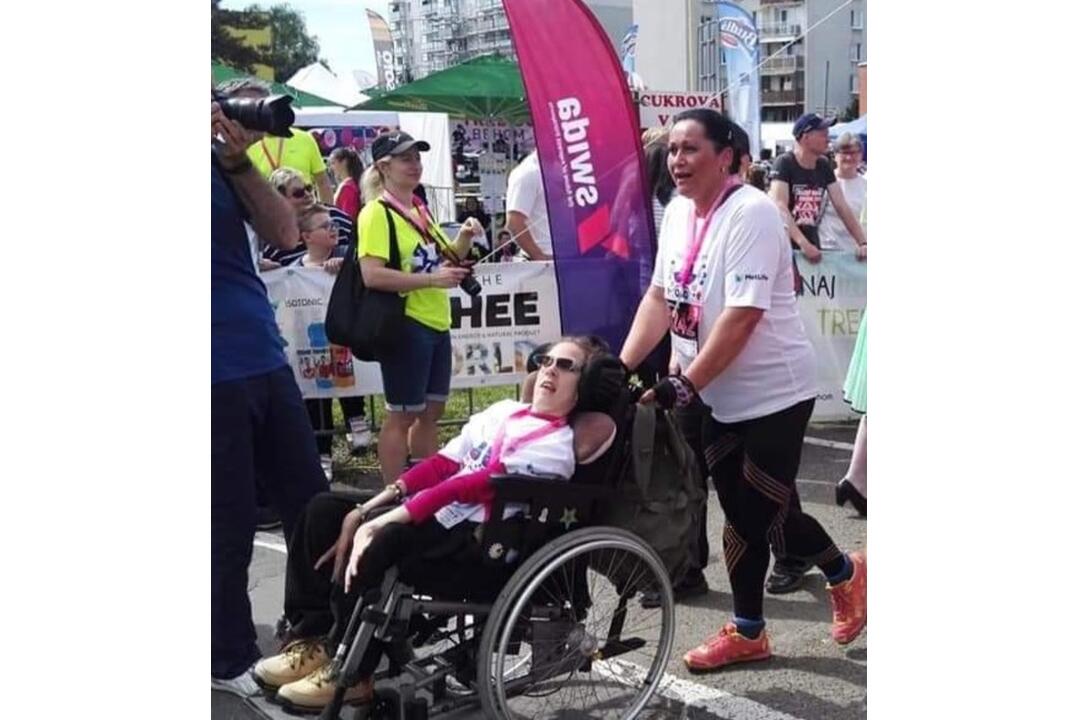 FOTO: Ťažko zdravotne postihnutá Katka zdoláva so svojou mamou Ľubkou bežecké výzvy, foto 1
