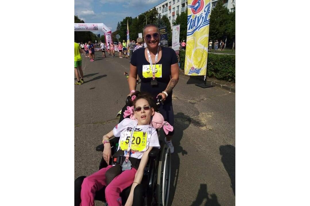 FOTO: Ťažko zdravotne postihnutá Katka zdoláva so svojou mamou Ľubkou bežecké výzvy, foto 3