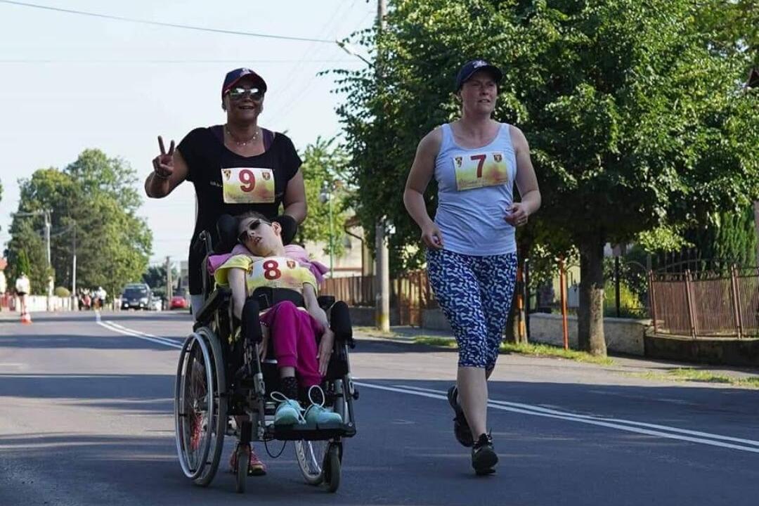 FOTO: Ťažko zdravotne postihnutá Katka zdoláva so svojou mamou Ľubkou bežecké výzvy, foto 4