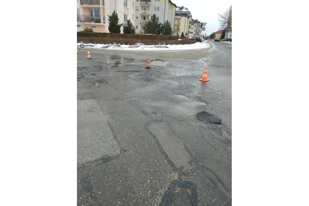 FOTO: Takto zareagovalo mesto Svit na výtlky na cestách, foto 1